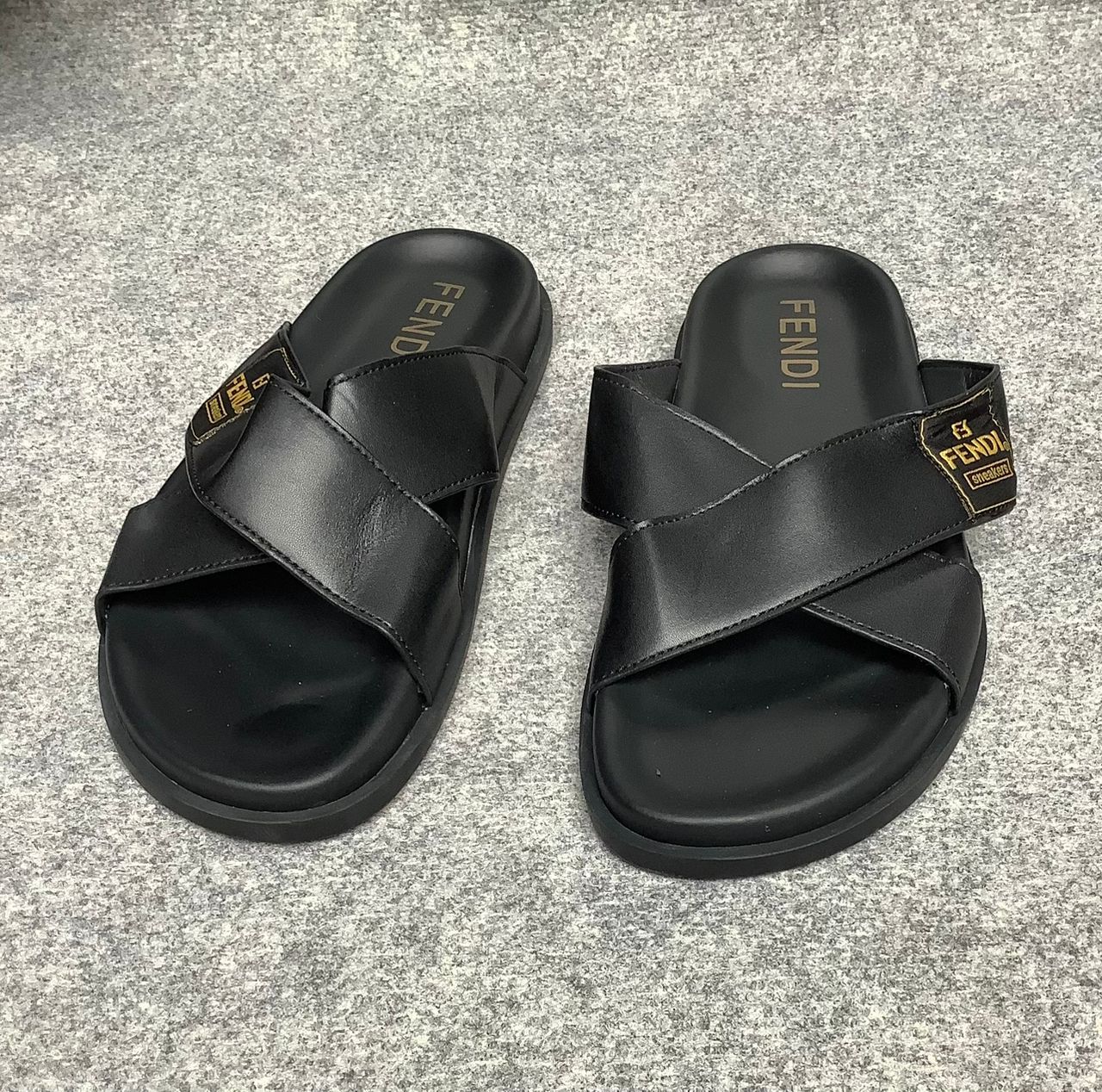 Sandale F€NDI